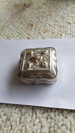 Antica scatoletta Eau De La Reine