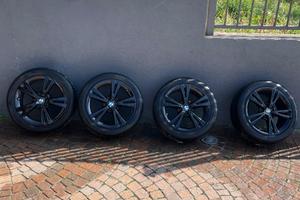 Set Cerchi originali BMW 17” neri + Gomme antineve
