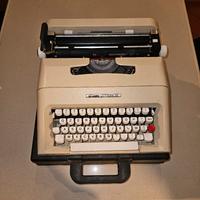 Macchina da scrivere olivetti lettera 35
