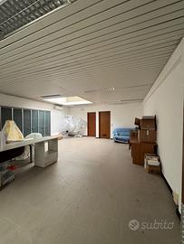 Ampio ufficio luminoso