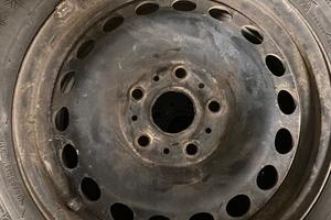 4 cerchi in ferro da 15” con gomme inv