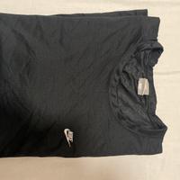 T-shirt sportiva Nike nero e bianca.