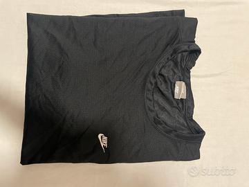 T-shirt sportiva Nike nero e bianca.