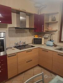 Cucina con elettrodomestici