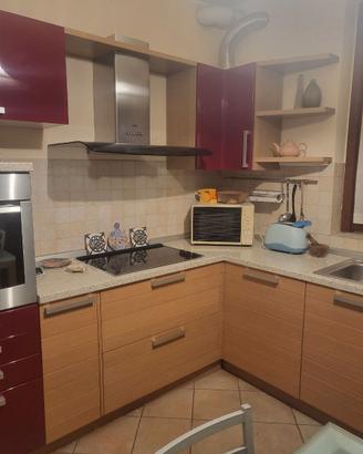 Cucina con elettrodomestici