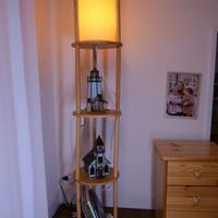 Lampada da terra in legno con mensole – Piantana