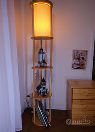 Lampada da terra in legno con mensole – Piantana