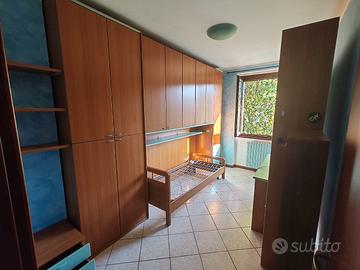 cameretta completa: letto, armadio, scrivania 