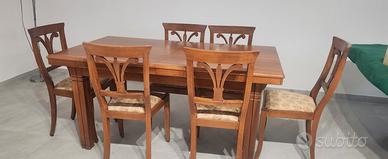 Tavolo in legno massello con sei sedie