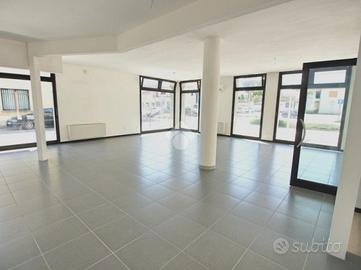 NEGOZIO A SACCOLONGO