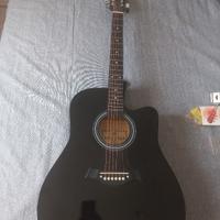 chitarra acustika nera con custodia e accessori 