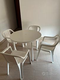 Tavolo con 4 sedie