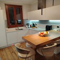 cucina con penisola senza elettrodomestici