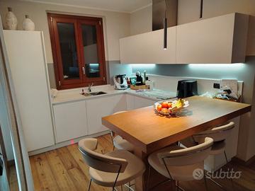 cucina con penisola senza elettrodomestici