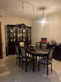 Camera da pranzo completa di tavolo