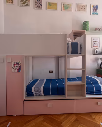 letto a castello con armadio in legno per bambini