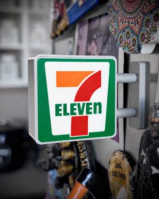Calamita da frigo Seven Eleven che si illumina