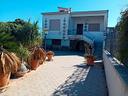 villa-su-2-livelli-garage-e-giardino-a-rilievo