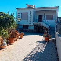 Villa sù 2 livelli + garage e giardino a Rilievo
