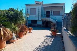 Villa sù 2 livelli + garage e giardino a Rilievo