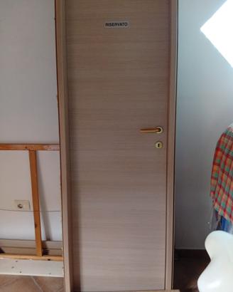 Porta in legno con maniglia in ottone e telaio