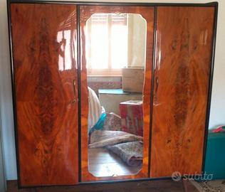 Armadio in legno con specchio