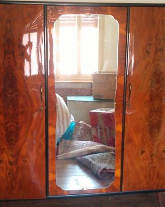 Armadio in legno con specchio
