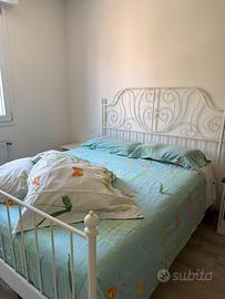 Letto ikea ferro battuto con doghe e comodini