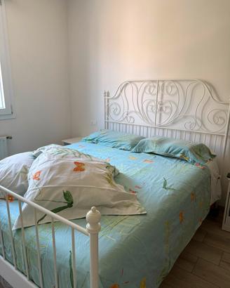 Letto ikea ferro battuto con doghe e comodini