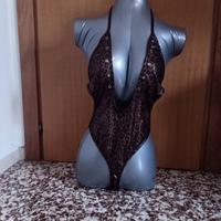 body donna e vestito retato