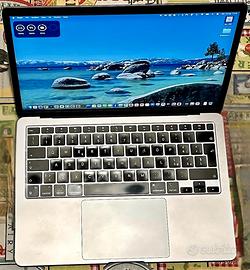 Macbook Air M1 con 256 gb di ssd e 8 gb di memoria
