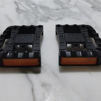 pedali mountain bike con catarifrangenti 