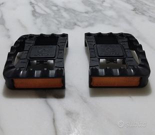 pedali mountain bike con catarifrangenti 