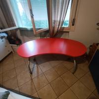 scrivania  in  legno con gambe in metallo