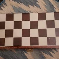 2 giochi della dama, uno fatto a valigetta