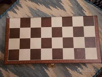 2 giochi della dama, uno fatto a valigetta