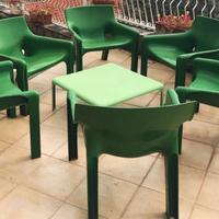 sedie tavolino Vico Magistretti Artemide