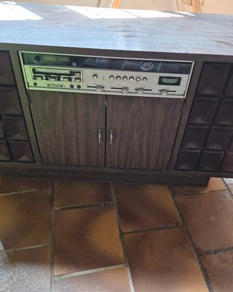 Mobile Stereo Vintage con Radio e Giradischi. 