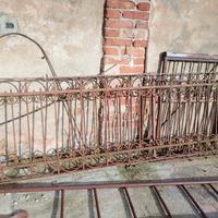 ringhiere vecchie e scala in ferro