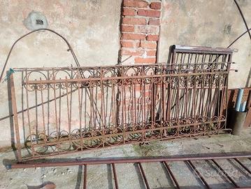 ringhiere vecchie e scala in ferro