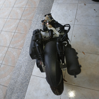 Blocco motore con ruota e marmitta comprese