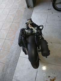 Blocco motore con ruota e marmitta comprese