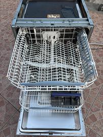 Lavastoviglie Ariston da incasso con montaggio