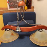 Lampadario vintage in legno e vetro