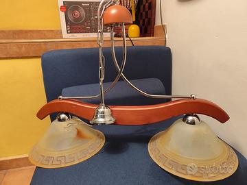 Lampadario vintage in legno e vetro