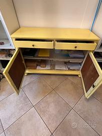 credenza gialla  