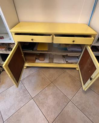 credenza gialla  