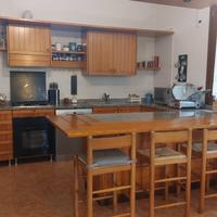 Cucina con penisola in legno massello