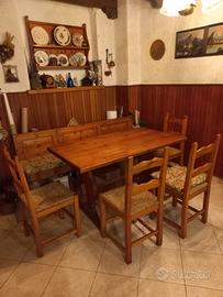 tavolo con panca e sedie