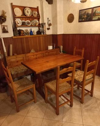 tavolo con panca e sedie